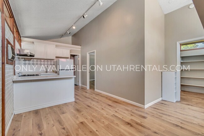 Building Photo - 1073 E 200 S