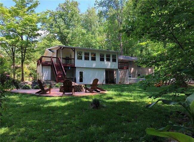 Building Photo - 740 Brookline Dr SE