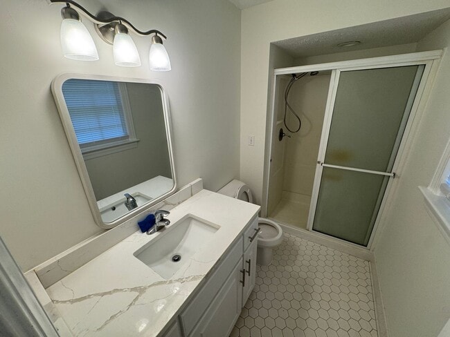 Building Photo - Spacious Rooms, Deck and Detached Garage /...