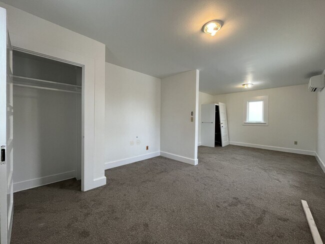 Building Photo - Expansive 4BR 2,900+ Sq Ft Home with Theater-Style Living Room & Bonus Hobby Workshop