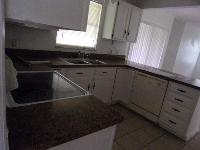 Building Photo - 513 SE Crosspoint Dr