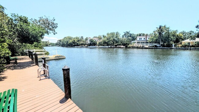 Building Photo - 850 S Tamiami Trl