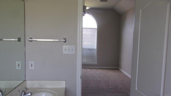 Building Photo - 826 Bluegrass Dr