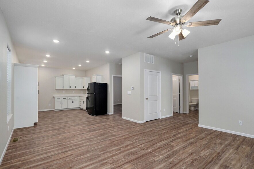 Building Photo - 319 S Florence Ave