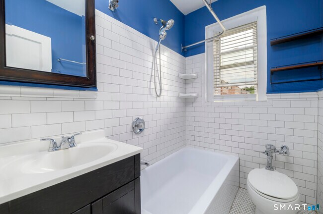 Building Photo - 136 Woodside Green