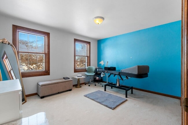 Building Photo - 5 BEDROOM 4.5 BATH PRIVATE BACKYARD