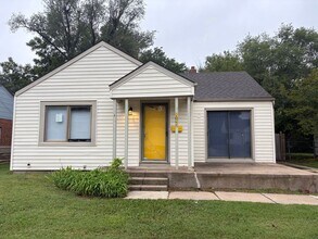 Building Photo - Beautiful 2 Bedroom 1 Bath + Large Garage/...