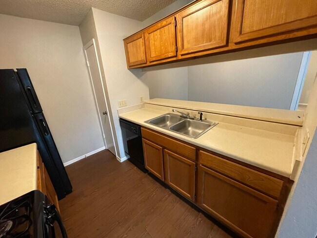 Building Photo - 513 Sierra Cove