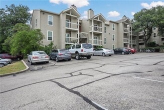 Building Photo - Hyde Park Oaks 204