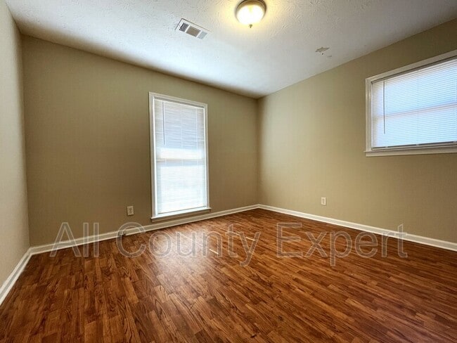 Building Photo - 1042 Chestnut Oak Ct NE