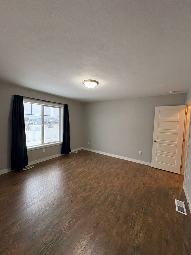 Building Photo - 4 Bedroom Home