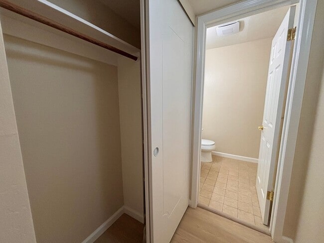 Building Photo - Updated 3BR Townhome in Forest Knolls with parking