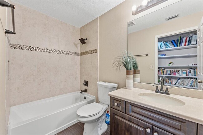 Building Photo - 6513 Thoroughbred Loop