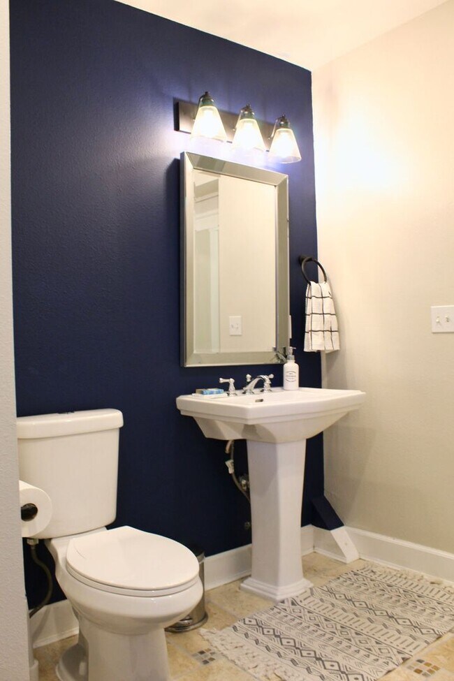 Building Photo - Spacious 2-bedroom, 2-bathroom in the Heart of West Highlands with 1 Car Garage