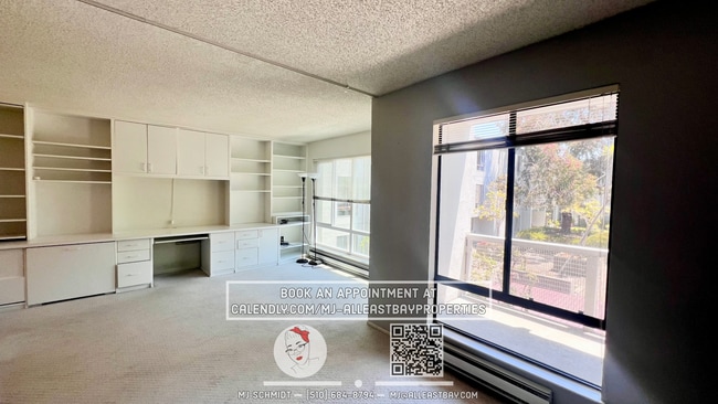 Building Photo - Beautiful studio on the third floor with w...