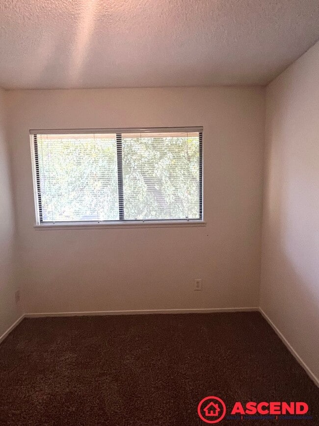Building Photo - Stunning 3BD/2.5BA Condo in Bakersfield's 93309 — HOA Community & Move-In Ready!