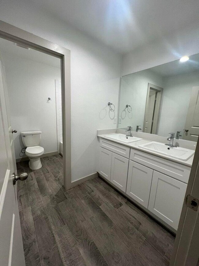 Building Photo - 10518 Aberdeen Ave