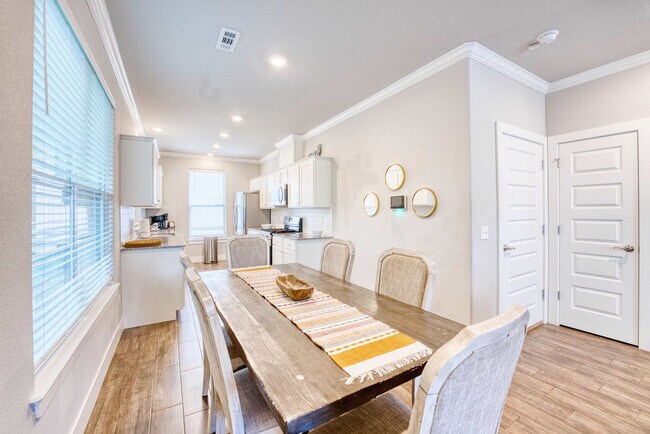 Building Photo - 909 W Eagle St