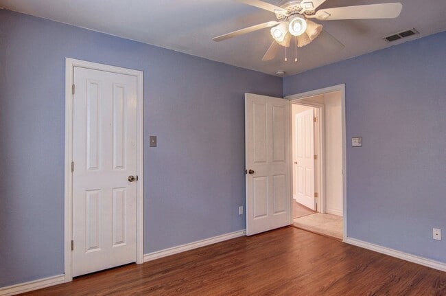 Building Photo - 2418 Handlin Dr