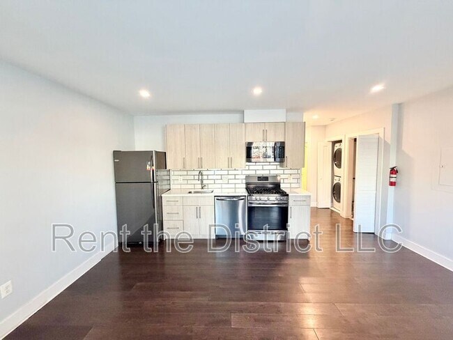 Building Photo - 1605 F St NE