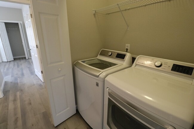 Building Photo - 221 Wooded Crossing Cir