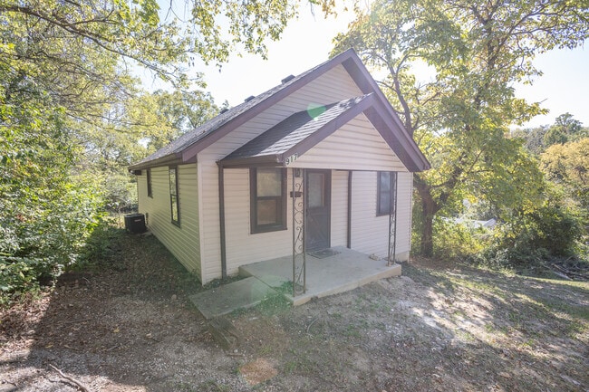 Building Photo - 917 Harding St