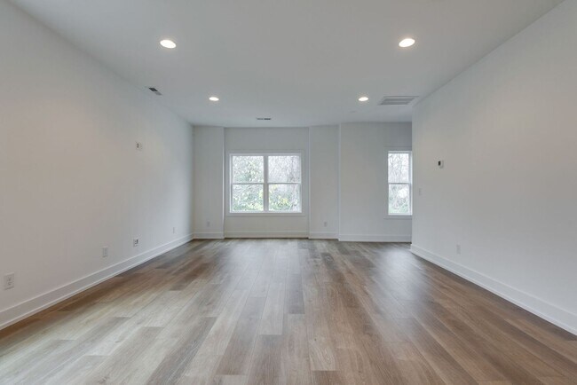 Building Photo - 862 W Sharpe Ave