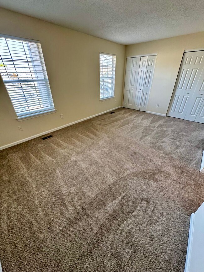 Building Photo - LYNBROOK LANDING