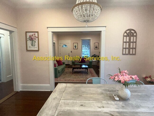 Building Photo - Totally Remodeled Vintage Home - FULLY FURNISHED!!!