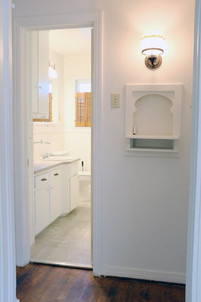 Built in telephone nook - 718 Cordell St