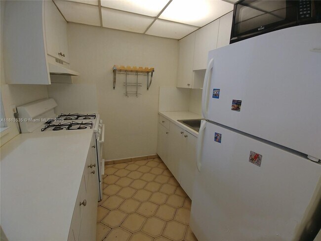 Building Photo - 1305 W 53rd St