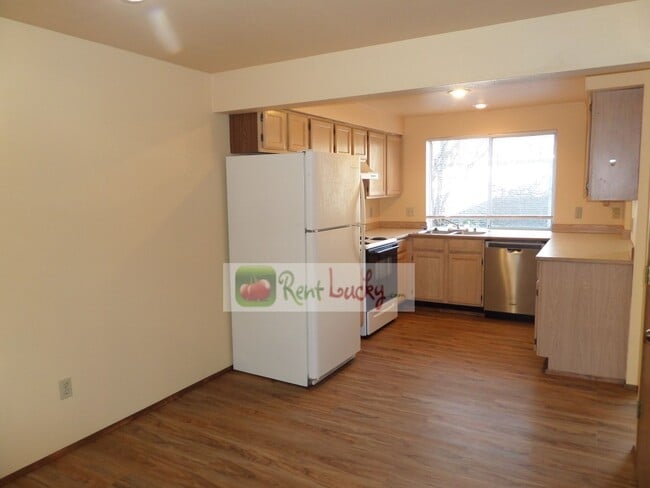 Building Photo - Cute Duplex with Attached Garage in Brown'...