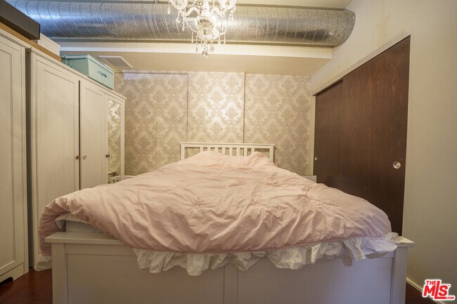 Building Photo - 1100 S Hope St