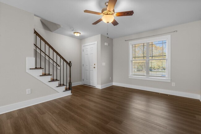 Building Photo - 2 Bedroom 2 Bathroom Town Home Close Proximity To Campbell