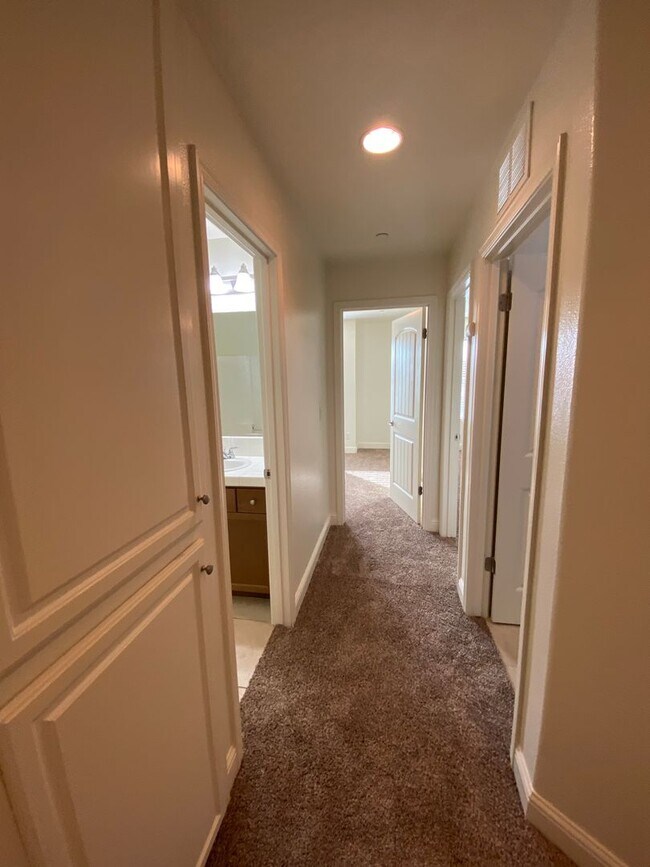 Building Photo - Beautiful 2 Story Home in Gated Avalon Com...
