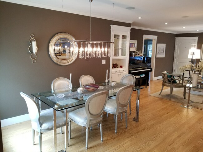 Building Photo - Gorgeous 2 Bed 1 Bath single Family Home I...