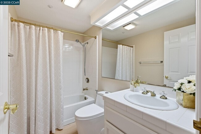Building Photo - 121 Haslemere Ct