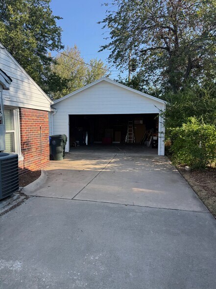 Garage - 508 E Indian Dr