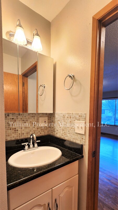 Building Photo - 215 SE 74th Ave