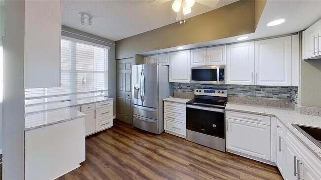 Building Photo - 6495 Shoreline Dr