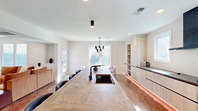 Building Photo - 1220 Lomax Ave