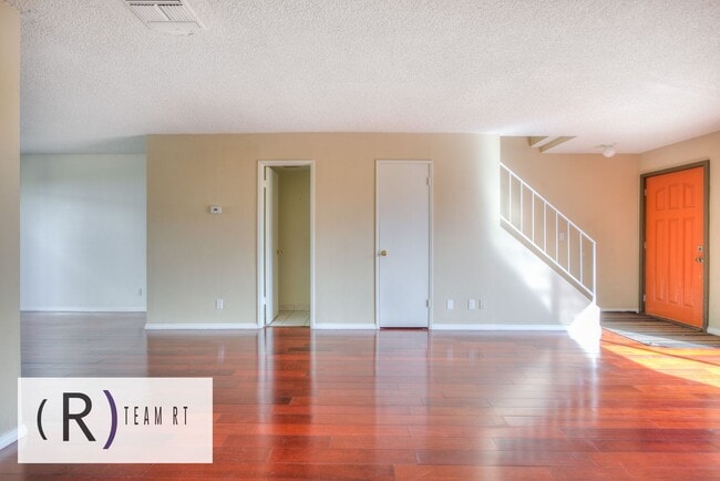 Building Photo - Gorgeous townhouse in a quiet 6-unit gated complex