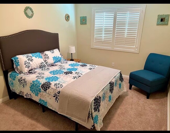 Building Photo - Super Great Deal on this fully furnished 4 BD 2 BA house with a Pool and Solar