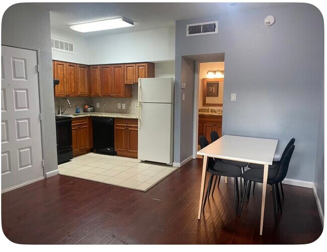 Building Photo - 10855 Meadowglen Ln