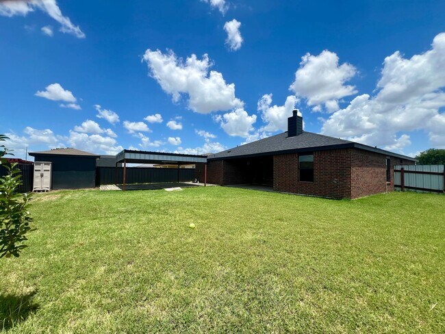 Building Photo - Spacious 4-Bedroom Home with Designer Touc...