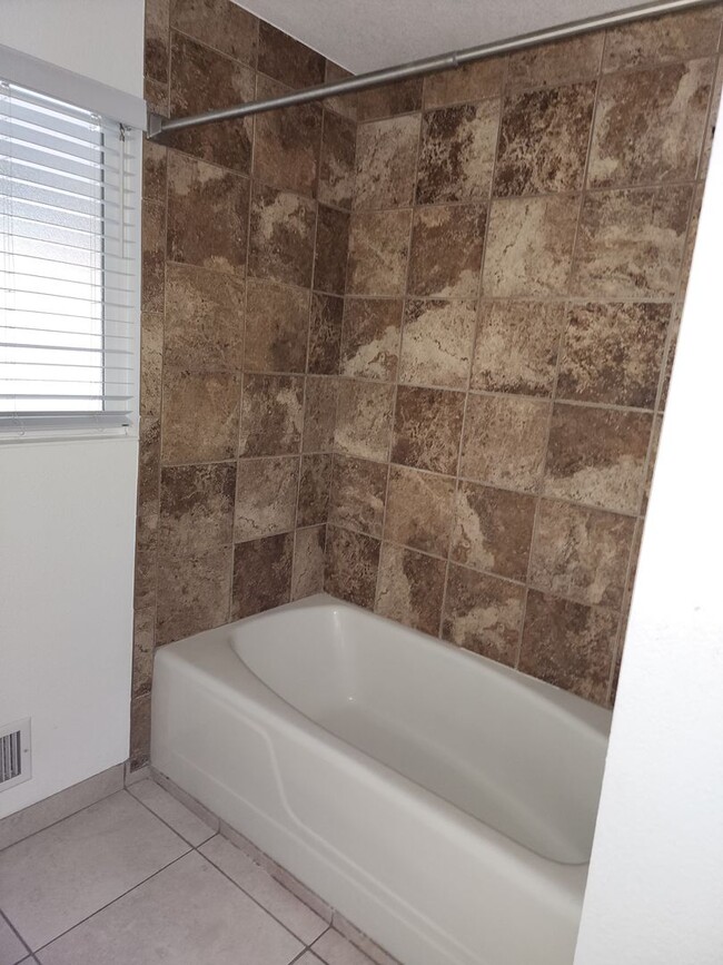 Building Photo - 3 Bedroom 2 bath with 2 car garage off of ...