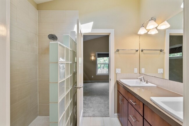 Building Photo - Beautiful 3-bdrm/2.5-bath in Beaumont-Wils...