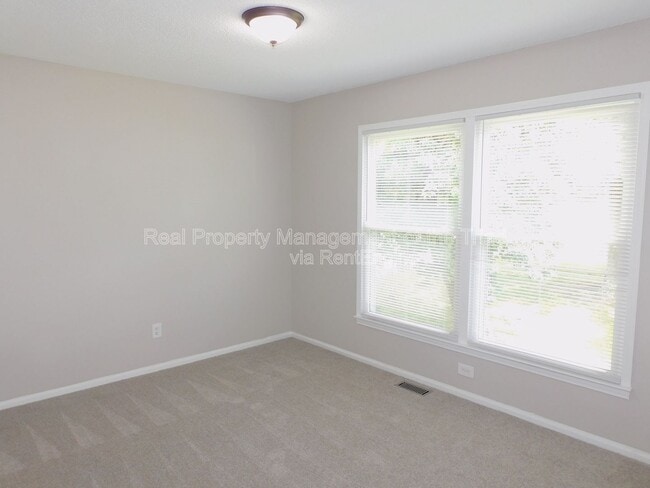 Building Photo - 911 Tipperary Dr