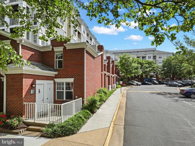 Building Photo - 1645 International Dr