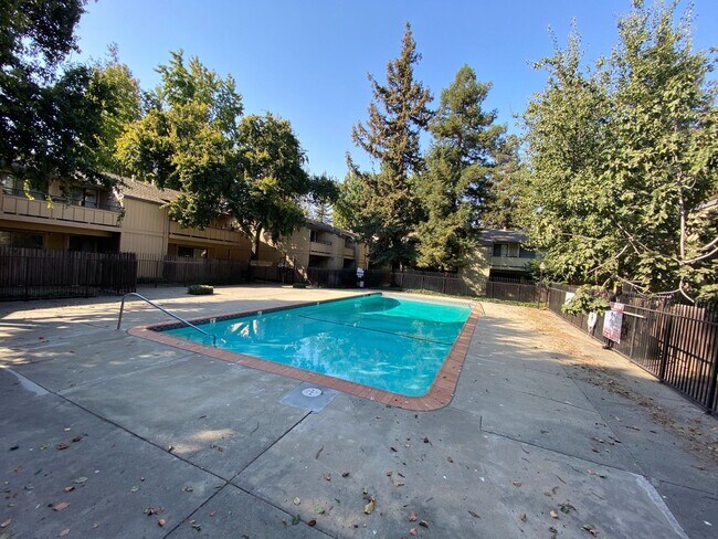 Building Photo - 2 Bed 1.5 Bath in Concord (Northwood)